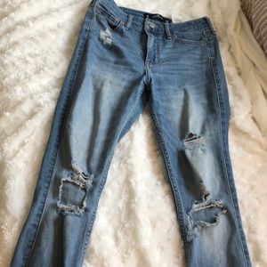 High wasted distressed jeans 💙
